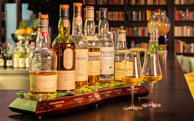 Lounge-Bar mit leckeren Cocktails und erfrischenden Drinks im Plaza Grill